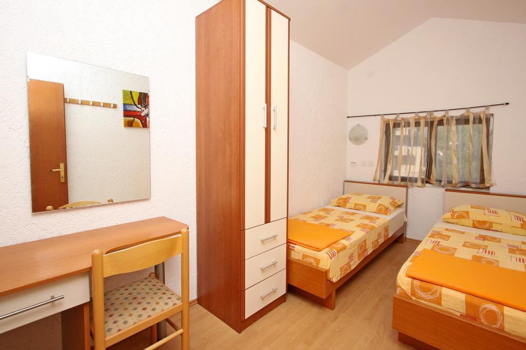 Apartments And Rooms Vesna Novalja Pokoj fotografie
